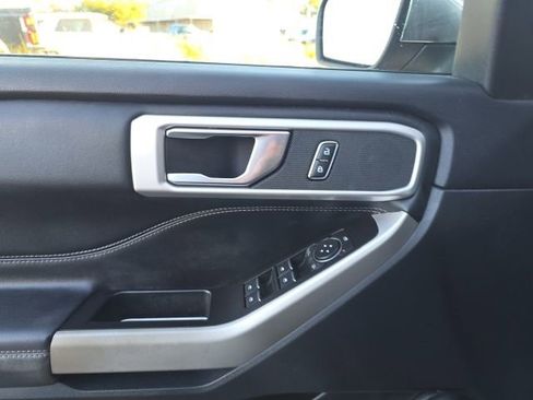 Used 2022 Ford Explorer XLT image 10