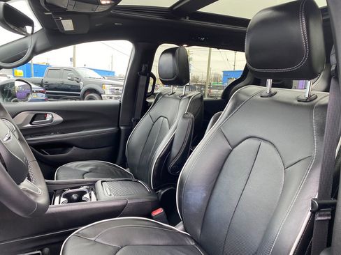 Used 2026 Chrysler Pacifica Limited image 10