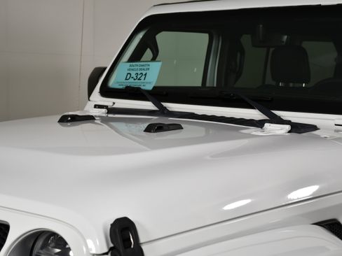 Used 2018 Jeep Wrangler Unlimited Sahara w/ Uconnect 4C Nav & Sound Group image 12