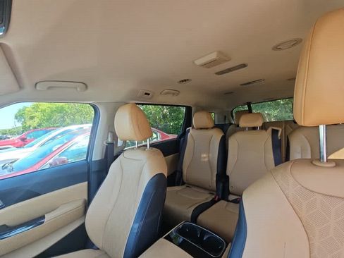 Used 2022 Kia Carnival EX FWD image 8