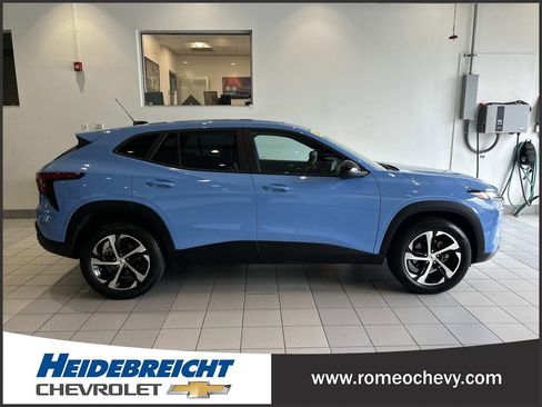 Used 2024 Chevrolet Trax RS w/ Sunroof Package image 2