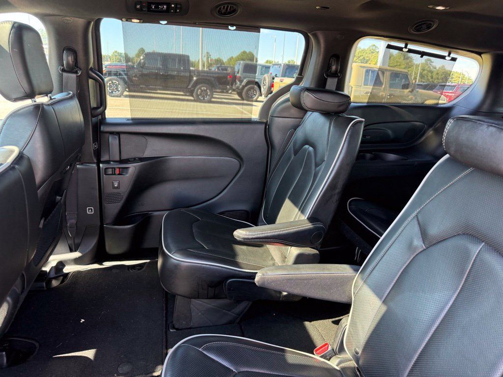 Used 2025 Chrysler Pacifica Limited FWD image 24