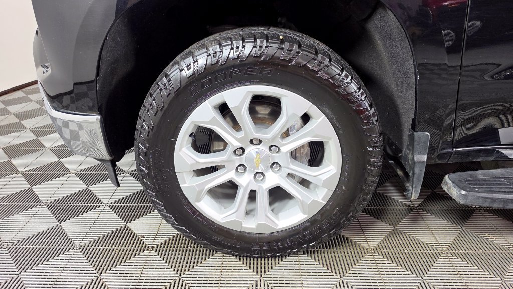 Used 2023 Chevrolet Silverado 1500 LTZ w/ LTZ Convenience Package II AWD/4WD image 9