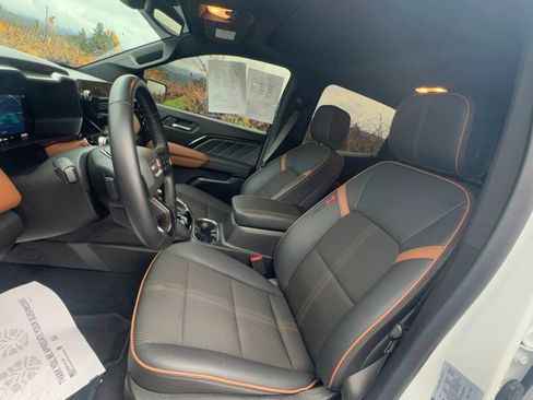 Used 2024 GMC Canyon AT4 w/ Technology Package image 12