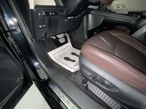 Used 2023 Toyota Sienna Platinum FWD image 12