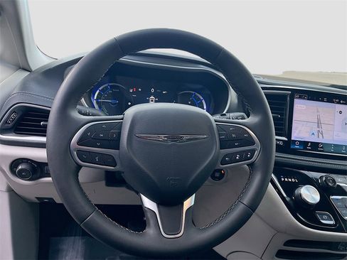Used 2024 Chrysler Pacifica Select image 11