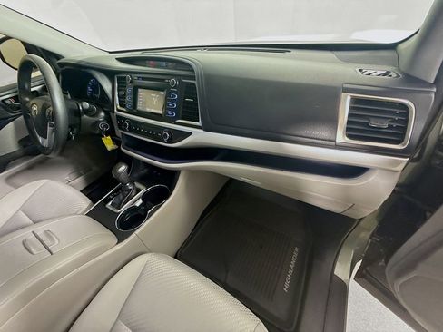 Certified 2019 Toyota Highlander LE image 28