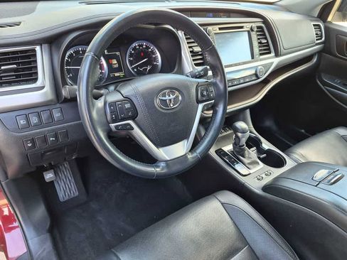 Used 2017 Toyota Highlander Limited AWD/4WD image 4