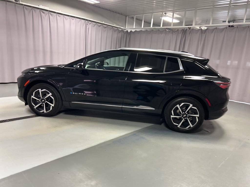 Used 2024 Chevrolet Equinox EV LT w/ LPO, Trailering Package FWD image 4