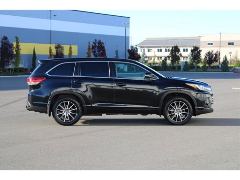 Used 2017 Toyota Highlander SE image 4