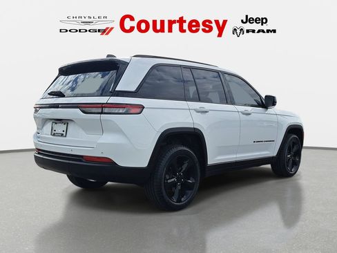 Certified 2024 Jeep Grand Cherokee Altitude AWD/4WD image 4