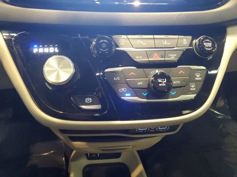 Used 2023 Chrysler Pacifica Touring-L FWD image 21