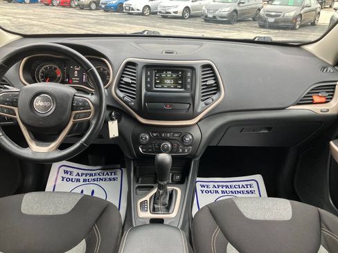 Used 2018 Jeep Cherokee Latitude w/ Cold Weather Group image 17