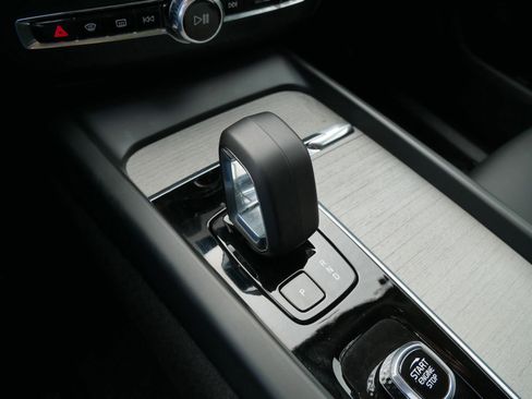 Certified 2025 Volvo XC60 B5 Plus image 21