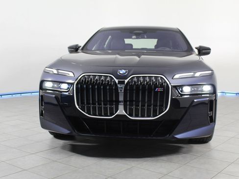 Used 2026 BMW i7 M70 w/ Premium Package image 6