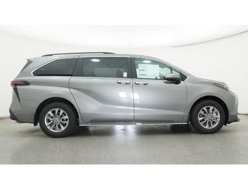 New 2026 Toyota Sienna XLE image 27