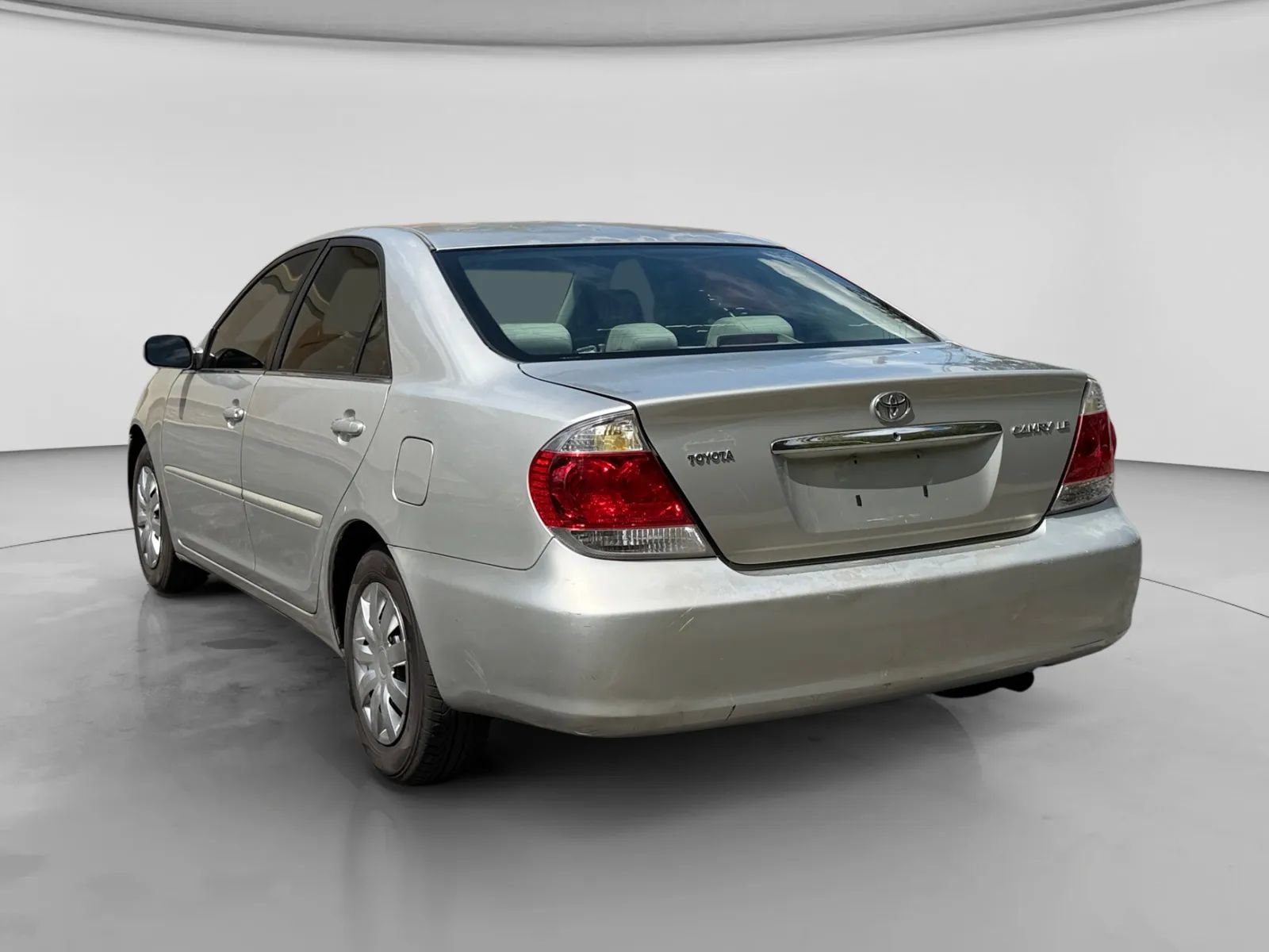 Used 2005 Toyota Camry LE FWD image 3