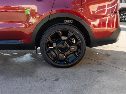 Certified 2025 Kia Sorento SX image 32