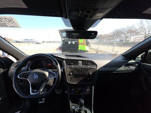 Used 2022 Volkswagen Tiguan SE R-Line image 28