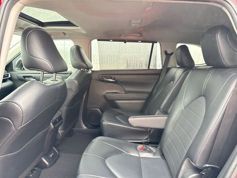 Used 2022 Toyota Highlander XLE image 25