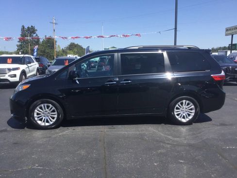 Used 2017 Toyota Sienna XLE w/ XLE Navigation Package FWD image 2