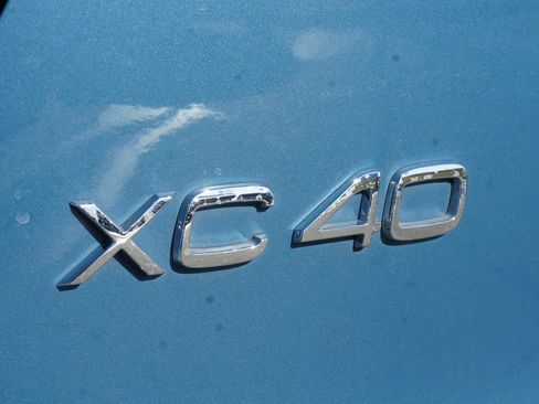 Certified 2025 Volvo XC40 B5 Plus image 9