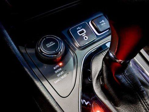 Used 2022 Jeep Cherokee Limited w/ Mopar Interior Package image 34