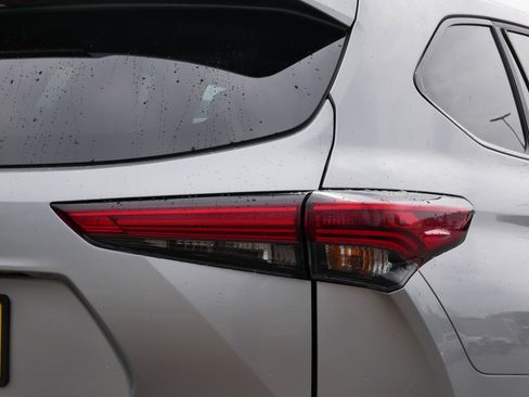 Used 2023 Toyota Highlander L image 17