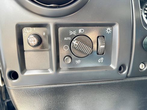 Used 2005 HUMMER H2 w/ Preferred Equipment Group AWD/4WD image 30