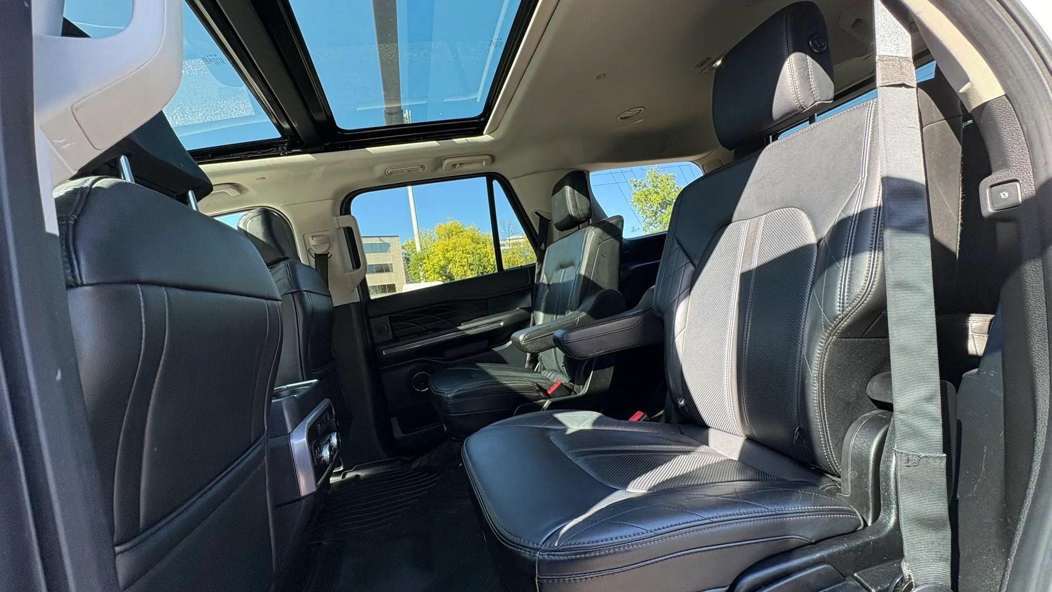 Used 2018 Ford Expedition Platinum AWD/4WD image 23