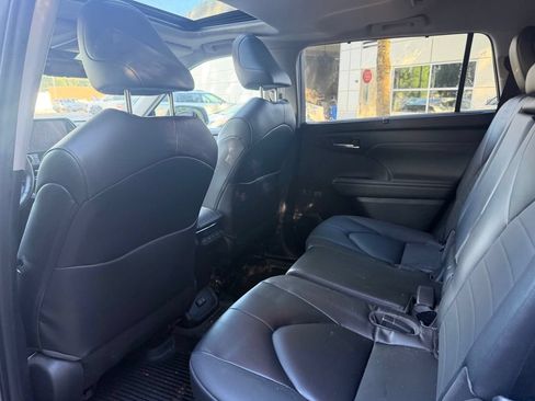 Used 2023 Toyota Highlander XLE FWD image 16