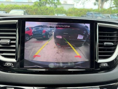 Used 2023 Chrysler Pacifica Touring-L FWD image 28