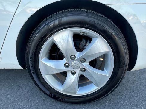 Used 2007 Kia Rondo EX w/ Premium Pkg image 14