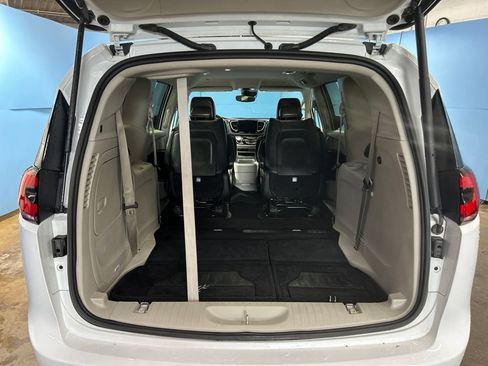 Used 2024 Chrysler Pacifica Limited FWD image 39