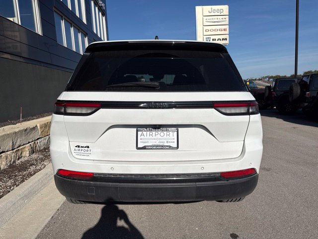 Used 2025 Jeep Grand Cherokee Altitude AWD/4WD image 4