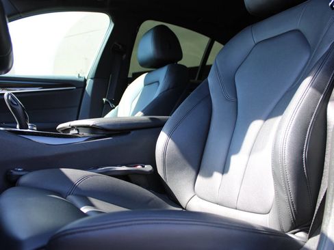 Used 2019 BMW 530e w/ Premium Package RWD image 6