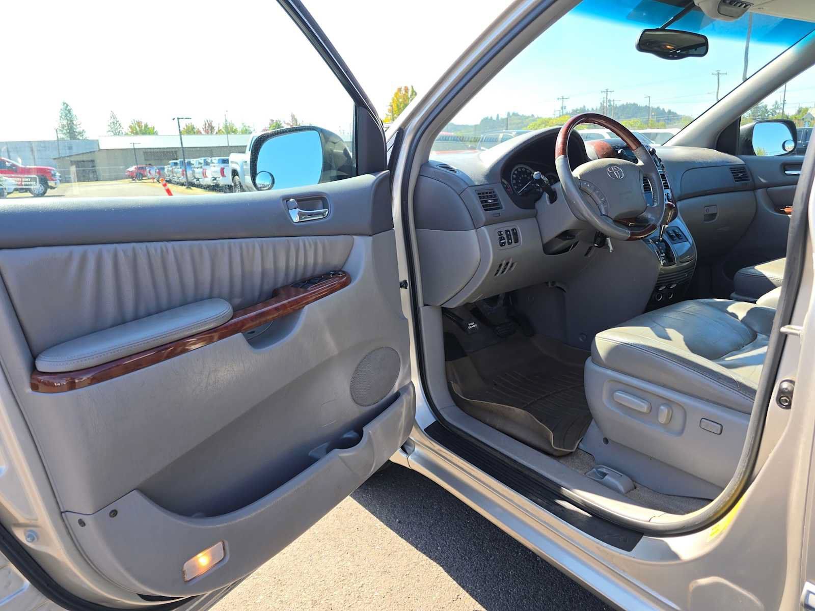 Used 2005 Toyota Sienna XLE Limited w/ XLE Limited Pkg 1 FWD image 23