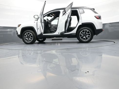 Used 2025 Jeep Compass Trailhawk AWD/4WD image 48