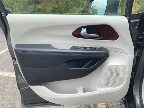 Used 2019 Chrysler Pacifica Limited w/ Advanced Safetytec Group FWD image 22