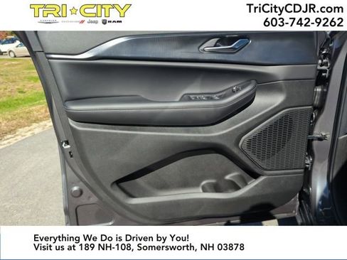 New 2025 Jeep Grand Cherokee L Laredo image 10