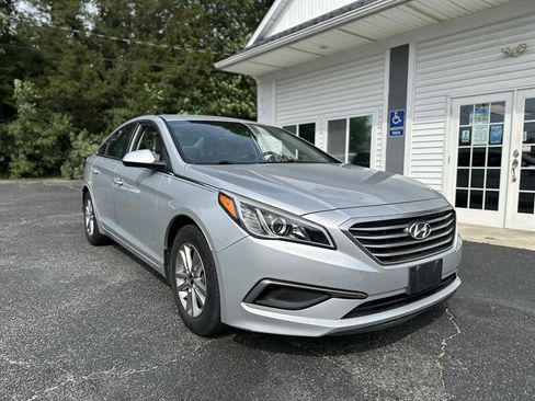 Used 2016 Hyundai Sonata SE FWD image 2