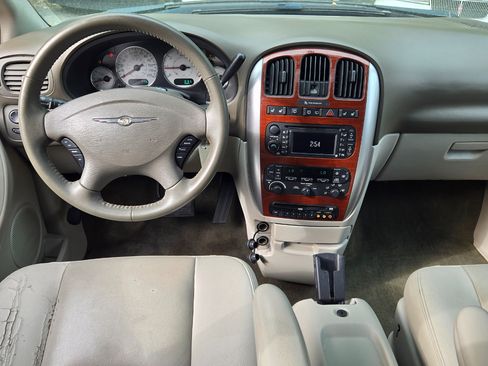 Used 2007 Chrysler Town & Country Limited image 14
