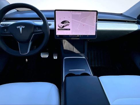 Used 2021 Tesla Model Y Long Range image 9