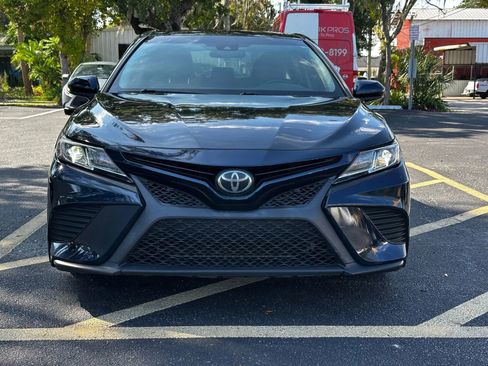 Used 2018 Toyota Camry SE image 2