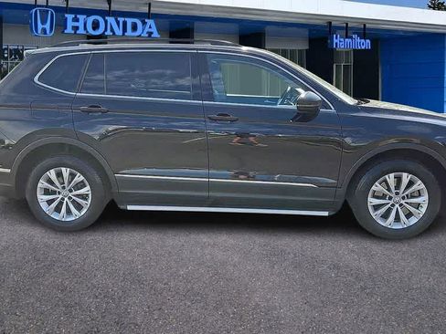 Used 2018 Volkswagen Tiguan SE w/ Panoramic Sunroof Package image 9