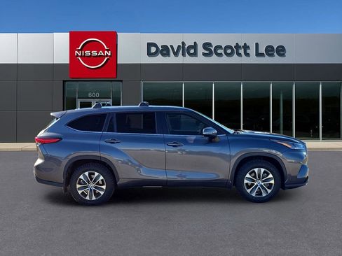 Used 2021 Toyota Highlander XLE image 5