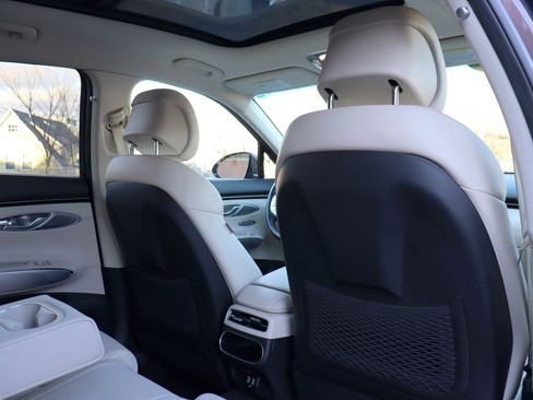 Used 2022 Genesis GV70 2.5T w/ Select Package image 18