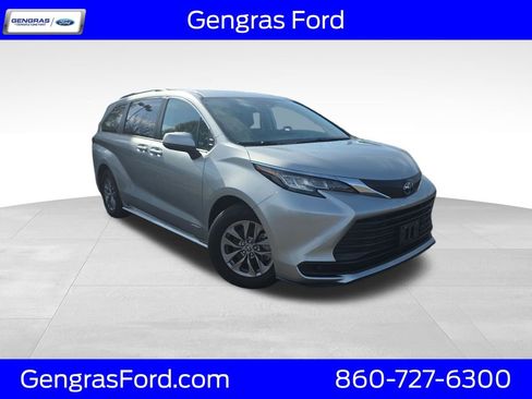Used 2021 Toyota Sienna LE image 1