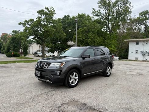 Used 2016 Ford Explorer XLT w/ Equipment Group 202A AWD/4WD image 3