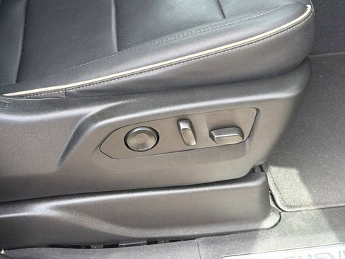 Used 2023 Chevrolet Suburban Premier image 32